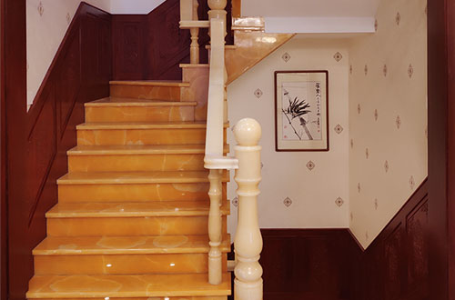 建昌中式别墅室内汉白玉石楼梯的定制安装装饰效果